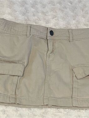 Men's Tan Cargo Shorts - Classic Utility Style